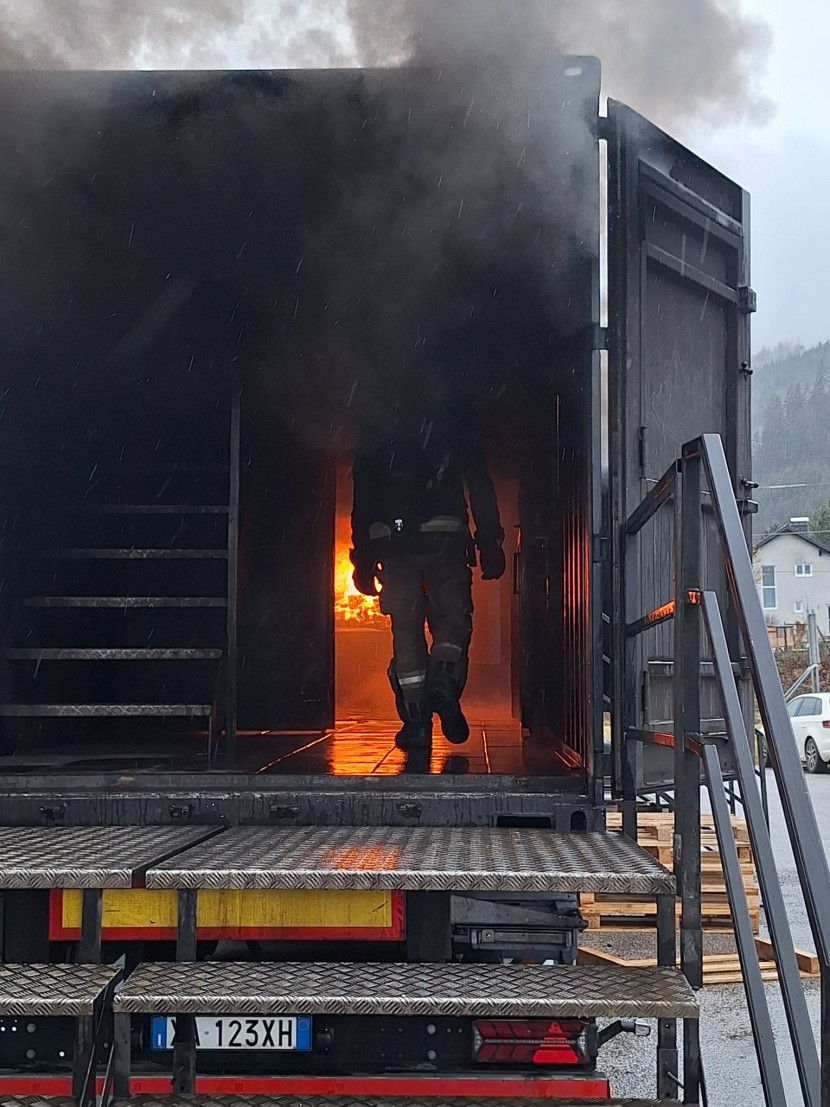 Erfolgreiches Feuerwehrtraining in Admont – Brandcontainer im Einsatz!