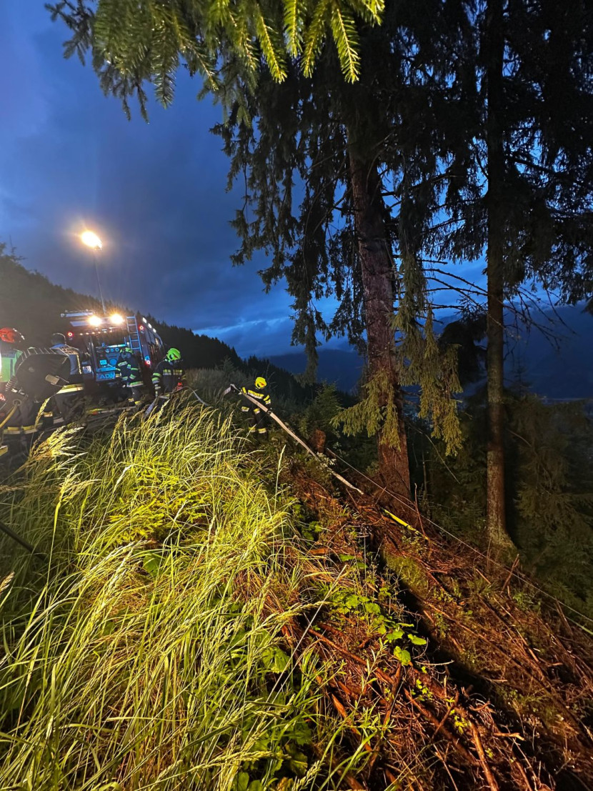 Waldbrand nach Blitzschlag im Bereich Blahberg