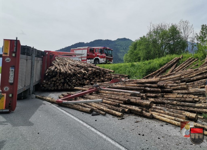Schwerer LKW-Unfall auf der B117